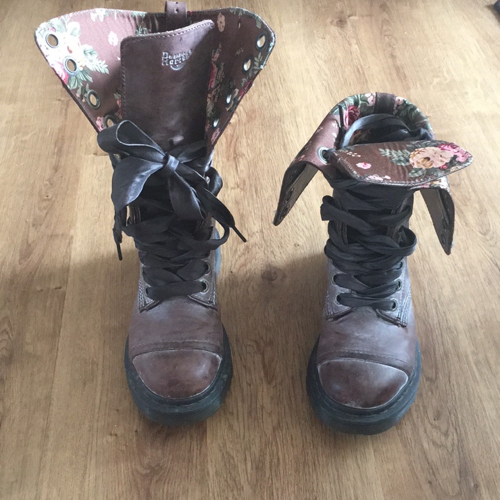 Doc Martens Triumph 1914 brown boot floral lining